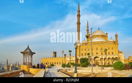 Kairo, Ägypten - Dezember 21, 2017: Zitadelle von Saladin ist das populärste Wahrzeichen von Islamischen Kairo, bietet atemberaubende Muhammad Ali (Alabaster) Moschee Stockfoto