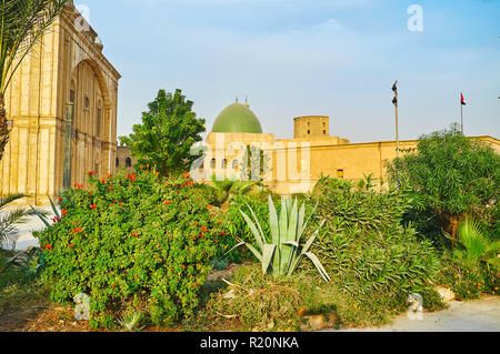 Der malerische Garten der Zitadelle von Saladin mit Blick auf die inneren Wände, Turm und die grüne Kuppel von al-nasir Mohammed Moschee, Kairo, Ägypten. Stockfoto