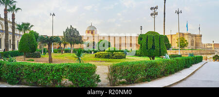 Panorama der Ziergarten vor der Alabaster Moschee mit getrimmt Sträucher, geformt mit arabischen Kalligraphie (Wort 'Allah'), Zitadelle von Saladin, Ca Stockfoto