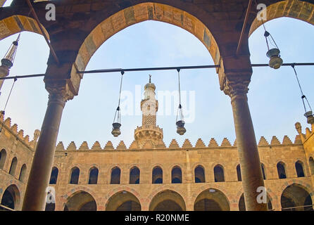 Der Blick von der Arcade von al-nasir Mohammed Moschee auf seine Mauer aus Stein und die malerische geschnitzten Zickzack Minarett, Zitadelle von Saladin, Kairo, Ägypten. Stockfoto