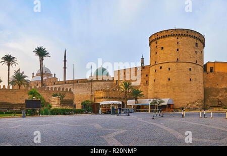 Die mittelalterlichen Mauern der Zitadelle von Saladin seine wichtigsten Sehenswürdigkeiten - die Alabaster Moschee mit hohen Minaretten und Al-Nasir Mohammed Moschee mit Mosaik grün ausblenden Stockfoto