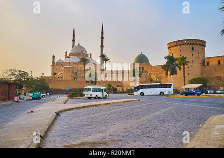 Der Parkplatz vor der mittelalterlichen Zitadelle von Saladin mit Blick auf die Festungen und historischen Moscheen - Alabaster und Al-Nasir Mohammed, Cai Stockfoto