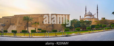 Panorama der Zitadelle von Saladin mit gut erhaltenen mittelalterlichen Stadtmauer, große Türme, steigende Alabaster Moschee und Ziergarten rund um den Komplex, Kairo, Ägypten. Stockfoto