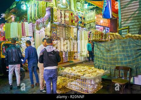 Kairo, Ägypten - Dezember 21, 2017: Die Straße Verkäufer mit Fladenbrot Körbe im alten Basar von Al Muizz Straße, am 21. Dezember in Kairo. Stockfoto