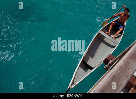 Crew Mitglied, Malik, Paddeln auf der Marumaru Gott, einen 22-Meter moderne "Vaka" im Stil der traditionellen polynesischen trans-Oceanic voyaging Schiffe. Stockfoto