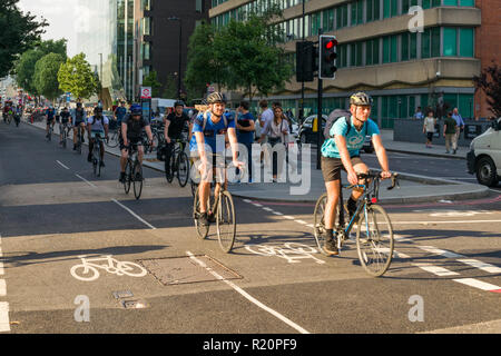 Radfahrer pendeln auf der CS6cycle Superhighways auf Blackfriars Road am Nachmittag rush hour im Sommer, London, UK Stockfoto