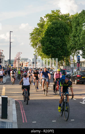 Radfahrer pendeln auf der CS6cycle Superhighways auf Blackfriars Road am Nachmittag rush hour im Sommer, London, UK Stockfoto