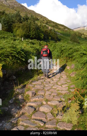 Mann zu Fuß auf den Weg zum Gipfel des Ben Nevis, Fort William, Schottland, Großbritannien Stockfoto