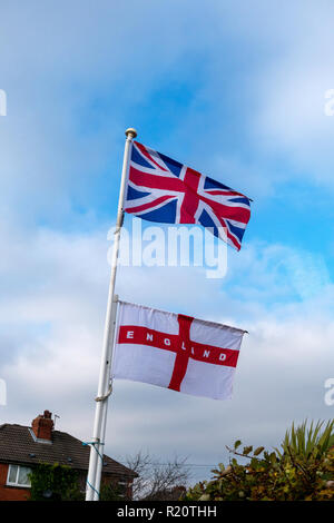 Der Union Jack, die Flagge von St. George fliegen zusammen auf einem Pol Stockfoto