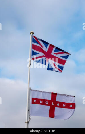 Der Union Jack, die Flagge von St. George fliegen zusammen auf einem Pol Stockfoto