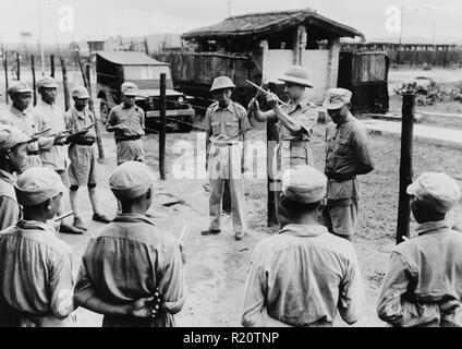 Foto von Leutnant Carl Arnold, Kursleiter, Chinesisch troopers Ihre erste Lektion in der Nutzung der Trommelstöcke 1942. Weltkrieg zwei chinesische Truppen unter US Army Training. Vom 1942 Stockfoto