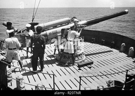 Foto von der Pflicht mit Seeleuten der Königlichen indischen Marine auf den aktiven Dienst in der östlichen Gewässern. Erfasst italienische Ausrüstung an Bord erweist sich häufig als diese Schiffe in erfolgreiche Aktion des Zweiten Weltkrieges eingerastet sein Vom 1942 Stockfoto