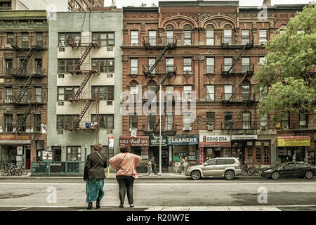 New York City, USA, Mai 2018, urbane Szene auf der 3rd Avenue in East Village, Manhattan Stockfoto