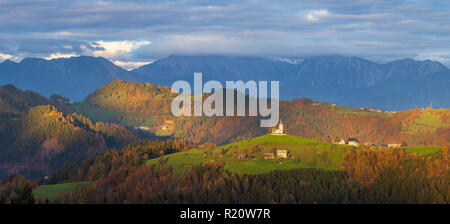 Sveti Tomaž ist eine kleine Siedlung in der Gemeinde Skofja Loka in der Region Slowenien Stockfoto