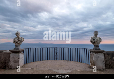 Berühmte Statuen mit Blick auf das Mittelmeer auf der Terrasse der Unendlichkeit in den Gärten von Villa Cimbrone, Ravello, Italien. Bei Sonnenuntergang fotografiert. Stockfoto