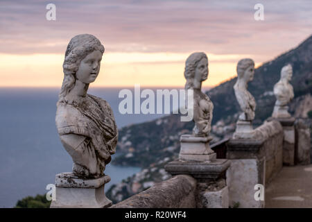 Berühmte Statuen mit Blick auf das Mittelmeer auf der Terrasse der Unendlichkeit in den Gärten von Villa Cimbrone, Ravello, Italien. Bei Sonnenuntergang fotografiert. Stockfoto