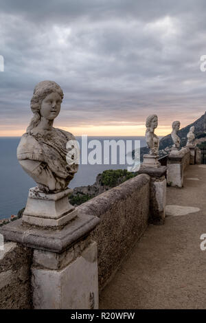 Berühmte Statuen mit Blick auf das Mittelmeer auf der Terrasse der Unendlichkeit in den Gärten von Villa Cimbrone, Ravello, Italien. Bei Sonnenuntergang fotografiert. Stockfoto