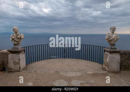 Berühmte Statuen mit Blick auf das Mittelmeer auf der Terrasse der Unendlichkeit in den Gärten von Villa Cimbrone, Ravello, Italien. Bei Sonnenuntergang fotografiert. Stockfoto