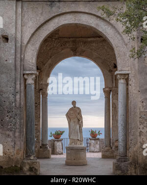 Statue von Ceres in den Gärten der Villa Cimbrone am Eingang zur Terrasse der Unendlichkeit, Ravello, Süditalien. Mittelmeer erreichen. Stockfoto