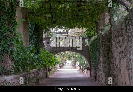 Ravello, Italien. Die Allee der Unendlichkeit in den Gärten von Villa