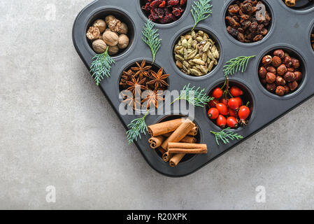 Weihnachten Spice, Blick von oben auf die verschiedenen Gewürze zum Backen cookies Stockfoto