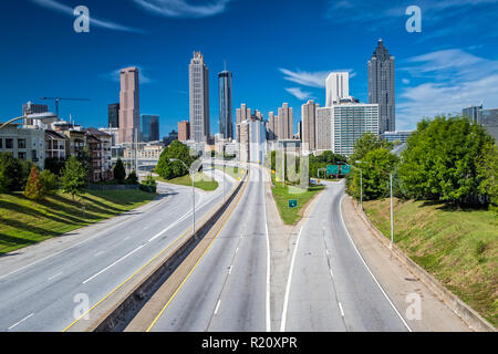 Die Skyline von Atlanta aus Jackson Street Bridge Stockfoto