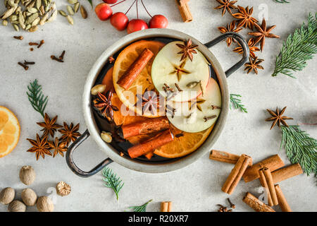 Weihnachten Glühwein mit Apfel, Orange und Gewürze, heiße Getränke, Kochen in einem Topf Stockfoto