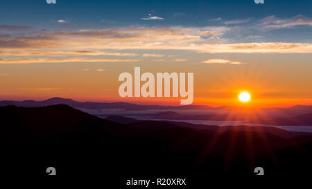 Sun Peaks über die Berggipfel der Blue Ridge Parkway Stockfoto
