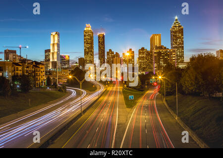 Die Skyline von Atlanta aus Jackson Street Bridge Stockfoto