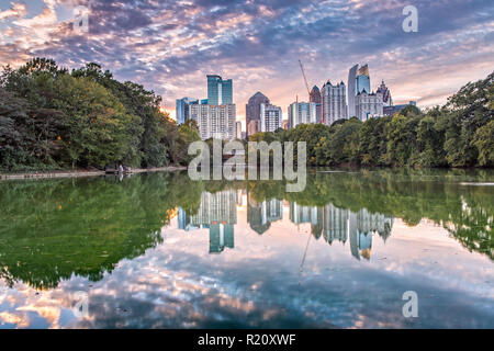 Atlanta Skyline von Piedmont Park in der Dämmerung Stockfoto