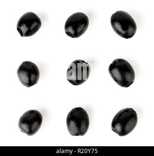 Neun marinierte Oliven auf eine weiße, isoliert. Die Aussicht von oben. Stockfoto
