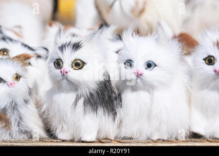 Weiches Spielzeug Kätzchen vor der Kamera sitzen Stockfoto