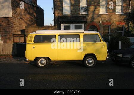 Gelbe VW Camper van Stockfoto