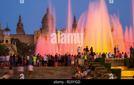 Fuente magica (Die magischen Brunnen) in Barcelona im Sommer Abend Stockfoto