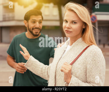 Paar ist Streit wegen der Meinungsverschiedenheiten zwischen ihnen im Park. Stockfoto