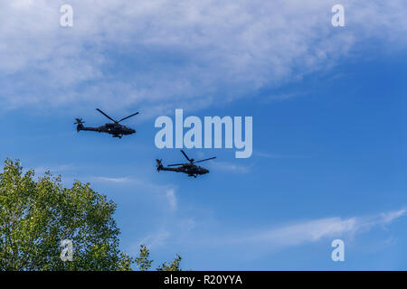 Griechische Luftwaffe Apache Hubschrauber fliegen. 2 Boeing AH-64 Kampfhubschrauber am 28. Oktober Militärparade fliegen. Stockfoto