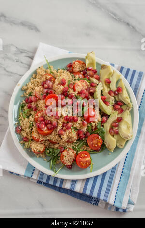 Quinoa Avocado Salat Stockfoto