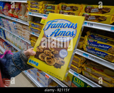 Ein Käufer entscheidet sich für ein Paket von Kellogg's berühmten Amos Marke Cookies in einem Supermarkt in New York am Dienstag, 13. November 2018. Die Kellogg Co. ist gemeldet werden verkauft eine Anzahl von cookie Marken und seine Frucht snack Unternehmen wie es konsolidiert IT-Angebote. (© Richard B. Levine) Stockfoto