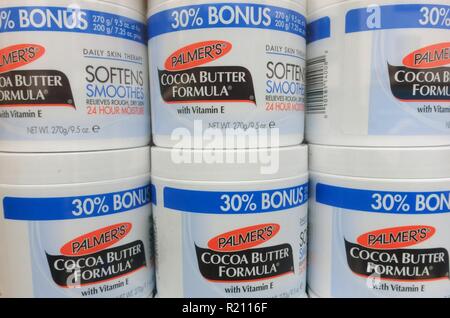 Kakaobutter mit Vitamin E für die Haut Therapie in Schönheit Produkte Shop angezeigt, London Stockfoto