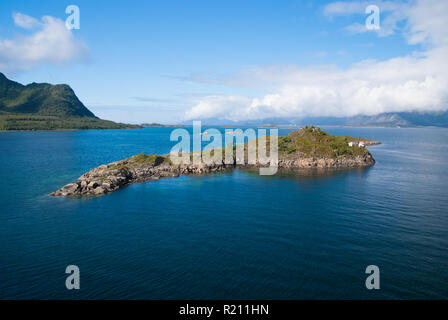 Norwegischen Fjorde. Insel steinig umgeben von Meer Wasser in Norwegen. Beste natur Orte in Norwegen besuchen. Meereslandschaft mit Insel an einem sonnigen Tag. Ruhe und Idylle. Insel steinigen Klippen Küste. Stockfoto