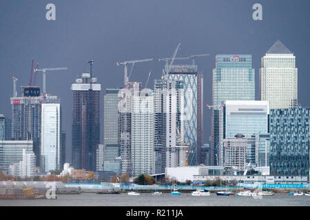 Ein Blick auf das Finanzzentrum Canary Wharf in London. Von der offenen Stadt Thames Architektur Tour Ost. Foto Datum: Samstag, 10. November, 20. Stockfoto