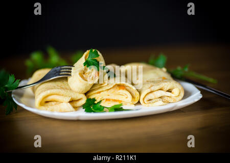 Dünne gebratenen Pfannkuchen mit gedünstetem Rosenkohl in einer Platte Stockfoto