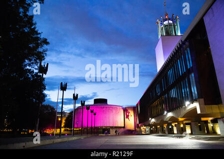 Newcastle Civic Center in der Nacht leuchtet in der Dämmerung (rosa Licht) Stockfoto