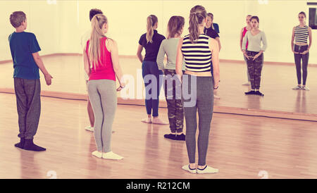 Glückliche junge Teen Ballett Tänzer trainieren in Ballroom Stockfoto