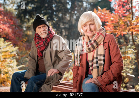 Freudlos unglückliche Frau bereit zu sein Schrei Stockfoto