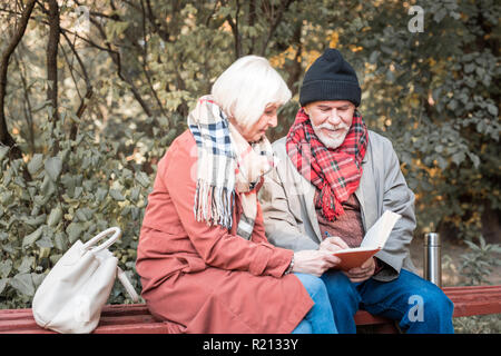 Freudige schön positiver Mann seinem Skizzenbuch Holding Stockfoto