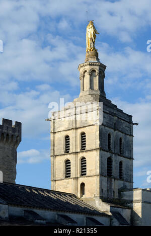 Glockenturm von Notre Dame Kirche oder Kathedrale (c 12.), mit vergoldeten Statue der Jungfrau Maria, Avignon Vaucluse Provence Frankreich Stockfoto