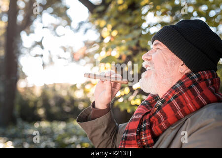 Freundliche angenehmen Mann entspannt im Park Stockfoto