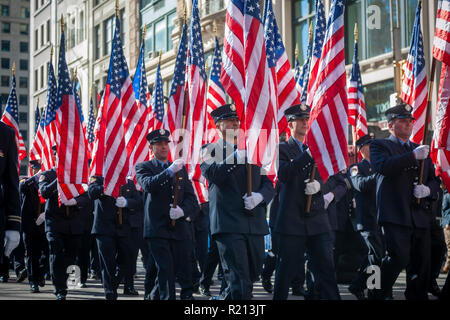 Mitglieder des FDNY tragen amerikanische Flaggen auf der Fifth Avenue in New York während des Veterans Day Parade am Sonntag, 11. November 2018. Weiß ursprünglich Armistice Day, der in diesem Jahr der Feiertag im Gedenken an den 100. Jahrestag des Endes des Zweiten Weltkrieges in der elften Stunde des elften Tag des elften Monats die Waffen schweigen fiel im Jahr 1918 markiert das Ende des Ersten Weltkriegs die Ferienwohnung wurde erweitert, alle amerikanischen Soldaten aus allen Kriegen. (Â© Richard B. Levine) Stockfoto