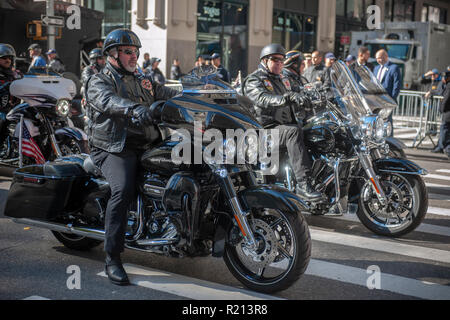 Teilnehmer auf Harley-Davidson Motorräder auf der Fifth Avenue in New York für die Veterans Day Parade am Sonntag, 11. November 2018. Weiß ursprünglich Armistice Day, der in diesem Jahr der Feiertag im Gedenken an den 100. Jahrestag des Endes des Zweiten Weltkrieges in der elften Stunde des elften Tag des elften Monats die Waffen schweigen fiel im Jahr 1918 markiert das Ende des Ersten Weltkriegs die Ferienwohnung wurde erweitert, alle amerikanischen Soldaten aus allen Kriegen. (Â© Richard B. Levine) Stockfoto